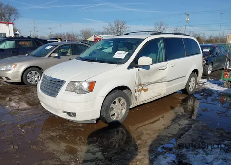 2010 Chrysler Town & Country Touring z USA, uszkodzony, nr VIN 2A4RR5D12AR105203